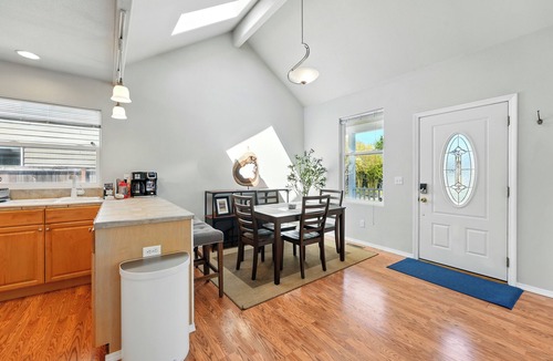 Alberta House | Bright & Cozy Alberta Cottage w Laundry Fast WiFi- 2blks to food & fun!