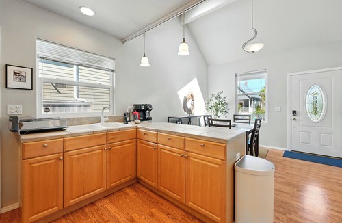 Alberta House | Bright & Cozy Alberta Cottage w Laundry Fast WiFi- 2blks to food & fun!