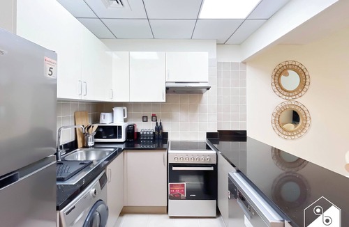 Nad Al Sheba Apartment | Bright & Cozy Apartment | King Size Bed & WI-FI