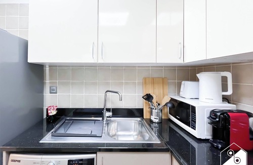 Nad Al Sheba Apartment | Bright & Cozy Apartment | King Size Bed & WI-FI