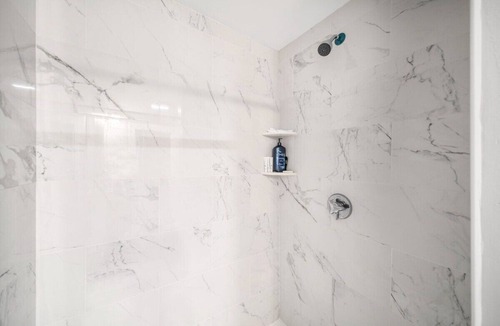 Columbus Park - Andrew Square Apartment | Bright cozy escape with full kitchen and Smart TV
