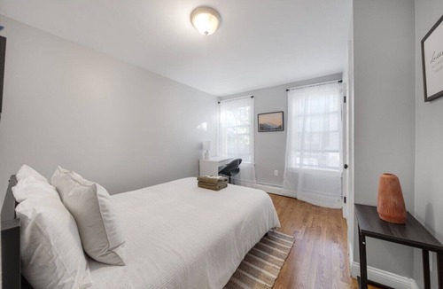 Columbus Park - Andrew Square Apartment | Bright cozy escape with full kitchen and Smart TV