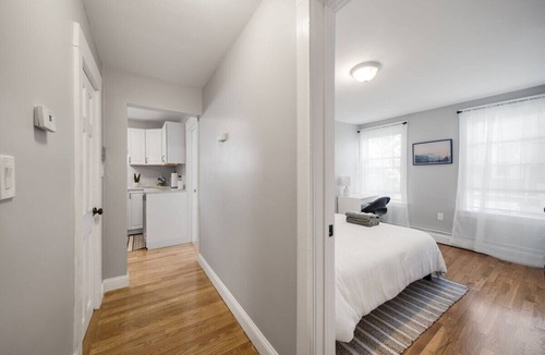 Columbus Park - Andrew Square Apartment | Bright cozy escape with full kitchen and Smart TV