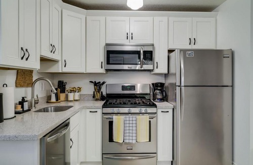 University Park Apartment | Bright & Cozy Modern Studio, Fast WiFi, Quiet, Walkable to University of Portland