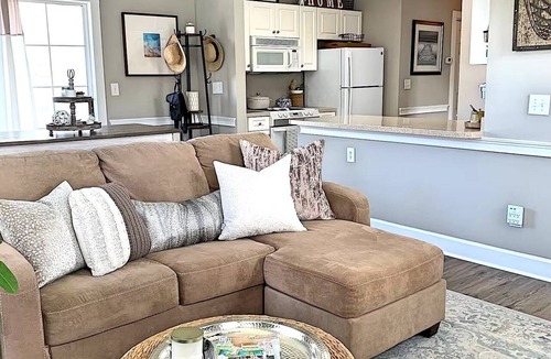 Central Myrtle Beach Apartment | Bright & Cozy Myrtlewood Condo- One Mile to Beach & Broadway with Pools and Golf