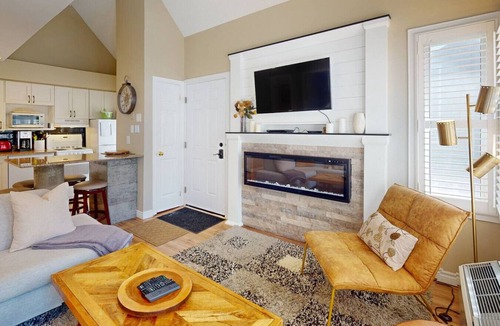 Craigleith Condo | Bright Creekside Condo - Pool, Hot Tub, Tennis!