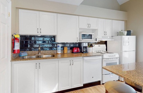 Craigleith Condo | Bright Creekside Condo - Pool, Hot Tub, Tennis!