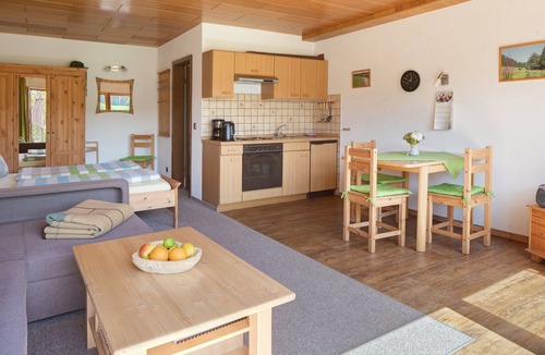 Schoenwald Apartment | Bright Brend Apartment with Private Terrace and Green Views