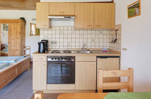 Schoenwald Apartment | Bright Brend Apartment with Private Terrace and Green Views