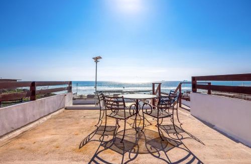La Paloma House | Bright Dog-Friendly Suite with Kitchenette, Heated Outdoor Pool, Hot Tub, Patio