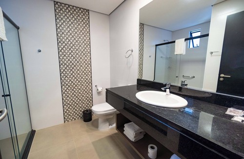 Foz do Iguacu Hotel | Bright Double Couple Room | Free Breakfast, Pool Bar & 5 mi to Bird Park