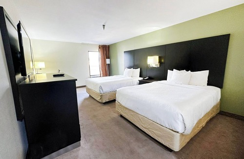 Mount Berry Hotel | Bright Double Queen Stay | 2 Rooms | Family-Friendly Room Near Dining & Parks