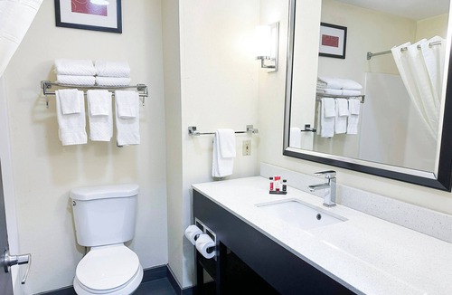 Mount Berry Hotel | Bright Double Queen Stay | 2 Rooms | Family-Friendly Room Near Dining & Parks