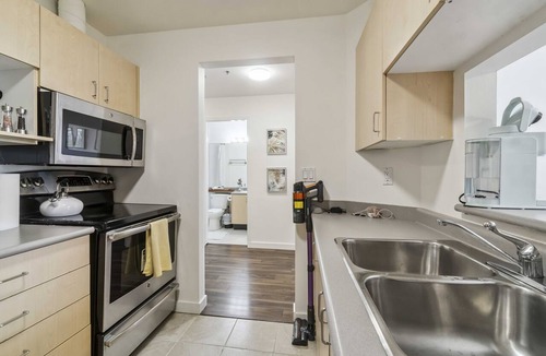 Downtown Vancouver Apartment | Bright Downtown 1BR, Balcony, City Views & Parking
