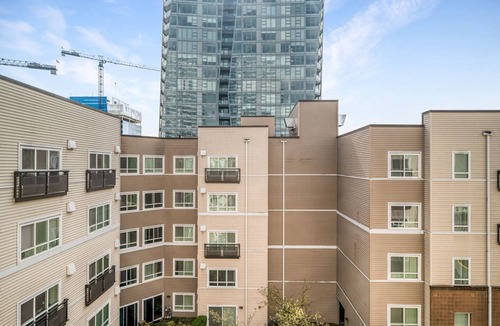 West Bellevue Apartment | Bright Downtown Bellevue 2BR w/W/D & Storage, near Shops, by Blueground