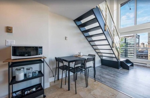 Downtown Vancouver Apartment | Bright Downtown Loft | City Views & Parking