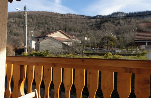Saint-Claude Apartment | Bright duplex 120 m², 6/8 pers, balcony, Jura nature