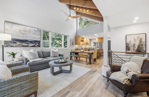 Intermountain House | Bright End-Unit Townhome – Trails+Parks – Grill+Deck – Quiet – Free Bus + 4 Park
