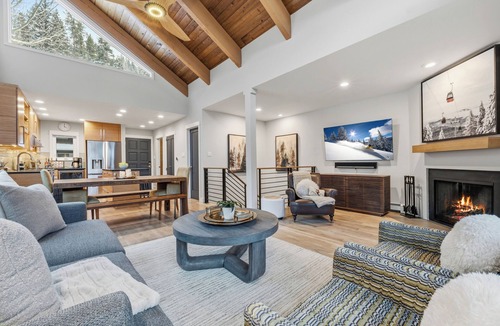 Intermountain House | Bright End-Unit Townhome – Trails+Parks – Grill+Deck – Quiet – Free Bus + 4 Park