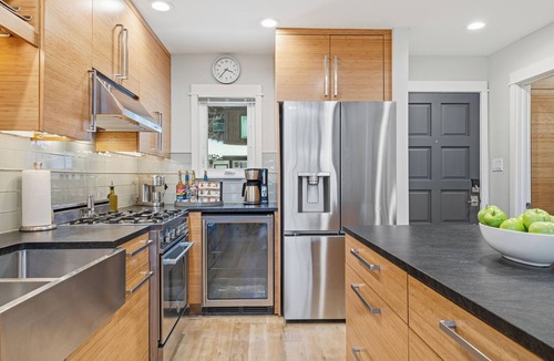 Intermountain House | Bright End-Unit Townhome – Trails+Parks – Grill+Deck – Quiet – Free Bus + 4 Park