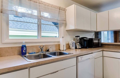 Western House | Bright Eugene Retreat Near UO, Hayward & Autzen