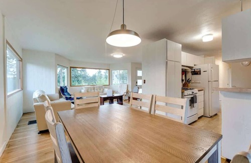 Western House | Bright Eugene Retreat Near UO, Hayward & Autzen