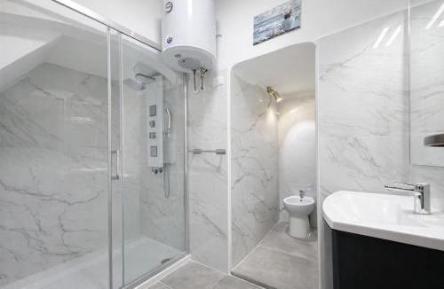 Pra' Apartment | Bright Flat , Air Conditioning , 5 min Train Station