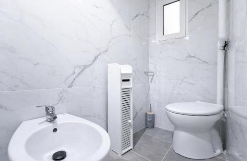 Pra' Apartment | Bright Flat , Air Conditioning , 5 min Train Station