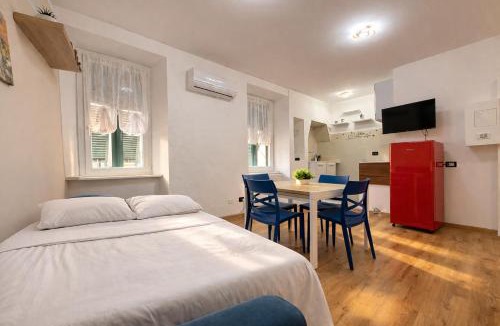 Pra' Apartment | Bright Flat , Air Conditioning , 5 min Train Station