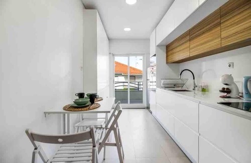 Oeiras Apartment | Bright Flat by Carcavelos Beach with Fast Wi-Fi