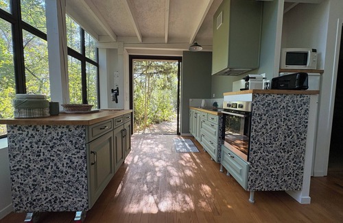 Saint-Paulet-de-Caisson House | Bright loft-style apartment in the woods
