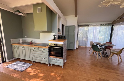 Saint-Paulet-de-Caisson House | Bright loft-style apartment in the woods