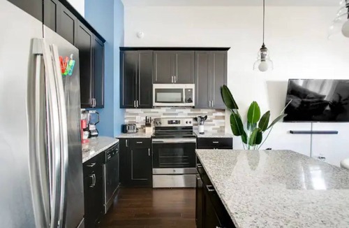 Shelby Park House | Bright, Fun, & Modern Cottage on a Hip and Walkable Block - Close to Everything!