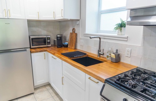 North Queen Anne Apartment | Bright Garden Studio in Queen Anne · Private Entrance · 10 Min to Downtown