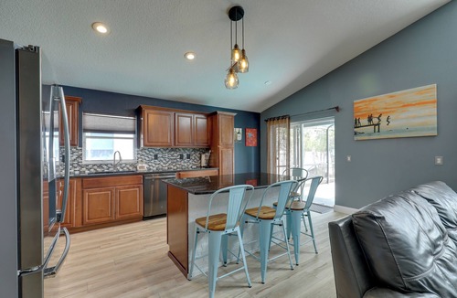 Lakeview Village Cottage | Bright Getaway w/Ski Lake, 11 Miles to Dtwn Tampa