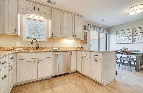 Helen Apartment | Bright Helen Cottage: Walk to Town!