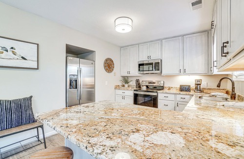 Helen Apartment | Bright Helen Cottage: Walk to Town!