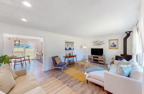 Ocean Park House | Bright home with large yard deck & firepit - walk to the beach