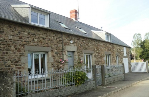 Rouperroux Cottage | Bright house with enclosed garden and terrace for 9 people near Écouves forest