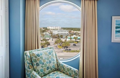 Ormond Beach Hotel | Bright King Room w/City Views – Walk to Everything from This Urban Gem