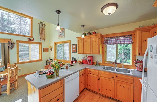 Klamath Falls Cabin | Bright Klamath Falls Cabin w/Deck & Mtn Views!