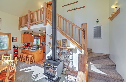 Klamath Falls Cabin | Bright Klamath Falls Cabin w/Deck & Mtn Views!