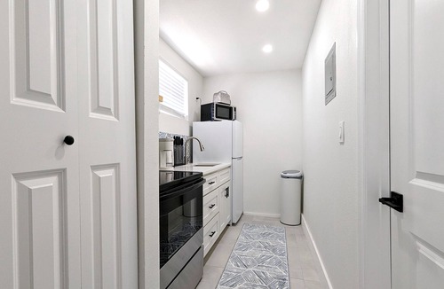 Sarasota Springs House | Bright, Light, Modern & Cozy Guesthouse. Minutes from the beach & downtown.