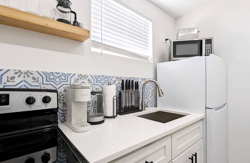 Sarasota Springs House | Bright, Light, Modern & Cozy Guesthouse. Minutes from the beach & downtown.