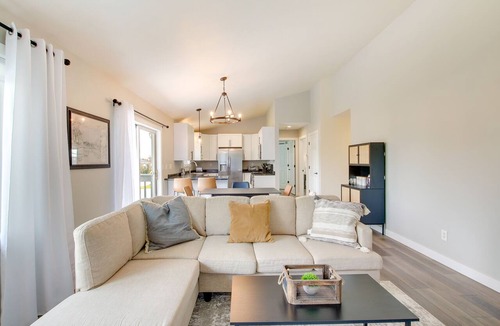 Little Chute Condo | Bright Little Chute Condo w/Deck & Yard!