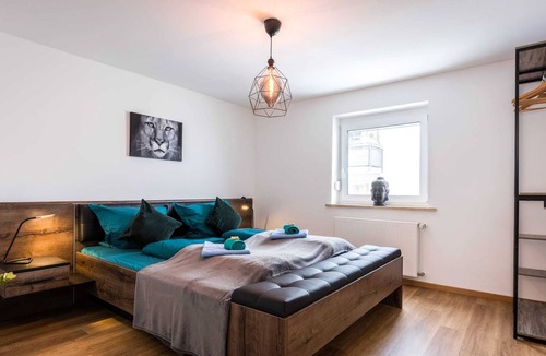 Lechhausen Apartment | ☆BRIGHT: Loft-Style for 2 | Kitchen | Parking | Netflix
