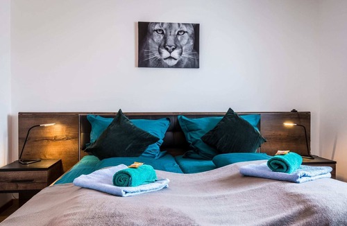 Lechhausen Apartment | ☆BRIGHT: Loft-Style for 2 | Kitchen | Parking | Netflix