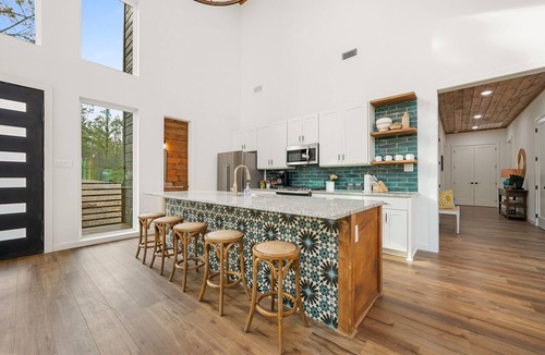 Broken Bow Cabin | Bright Luxury Cabin w/Views! Designed for Groups!