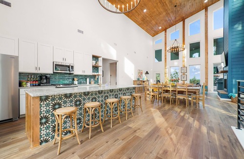 Broken Bow Cabin | Bright Luxury Cabin w/Views! Designed for Groups!