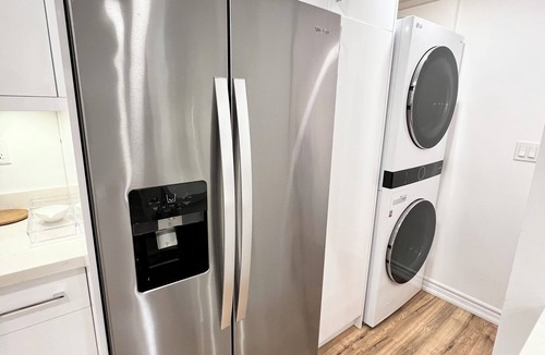 Pickering House | Bright Luxury Unit+ free Parking